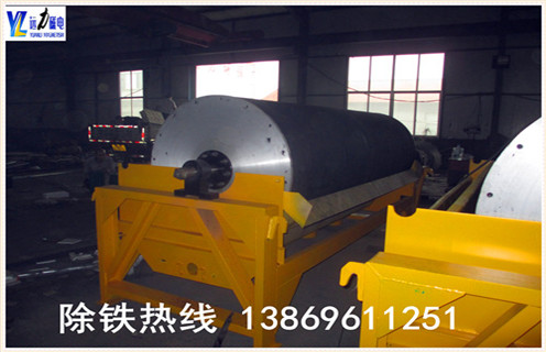 2.永磁筒式磁選機在使用過程中的注意事項 2.1.磁選機在開車前應注意檢查電源線路.傳動裝置.軸承的潤滑系統和設備周圍情況,確認正常無障礙物后方能開車; 2.2.設備的開車應按一定的順序進行.一般來說開車按工藝過程從后往前開,停車則相反; 2.3.開車時,先打開設備各部水管,排礦口開始應小些,然后給礦,并逐步調整到正常操作; 2.4.干式磁選機設備全部停車時,應先與水泵管理人員聯系,然后停止給礦,再逐漸關閉水門和排礦口;若不逐漸關閉水門,則可能造成水泵崩壞.局部停車亦應事先聯系,以便確定水泵開動臺數;