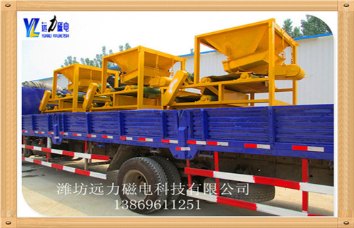 小型磁選機生產使用視頻,小型磁選機也有大能量.小型磁選機是比較精致的設備,它作用于微細粒礦物的分選中卻有非常好的效果,能夠適合于多種礦物的提純除雜工作.磁選機的價格主要有磁場強度決定的.在磁選機的型號.材質等各方面都相同的情況下,磁場越高,磁選機的價格也就越高.一般來說,磁選機的型號越大,相同時間里的處理量也就越大,型號越大制造磁選機所用的材料也就越多,所以磁選機型號越大,磁選機的價格也就越高.小型磁選機的強大性能讓人震驚,比較適用于中小型選礦廠.