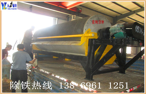 小型干式磁選機的安裝步驟,遠力磁電生產的小型干式磁選機主要安裝步驟如下: 1.安裝磁選機主軸必須滿足以下三個要求: ①主軸安裝在主軸零件上必須有精確的工作位置; ②主軸部件易于安裝拆卸,調整; ③主軸應良好制造工藝. 2.磁選機布置順序的主要部分如下: 飛輪,軸承,圓盤,襯套,軸承,滑輪,具體分析如下:主軸有三個帶有鍵槽的軸段,以減少對 夾緊工件時間,這些軸上的鍵槽應在相同的總線上打開. 另外,還為了減少加工刀具的種類和提高勞動生產率,軸上直徑近似的地方,圓角.倒角.鍵槽寬度.砂輪越程槽寬度,退刀槽寬度等盡可能采用相同的尺寸.