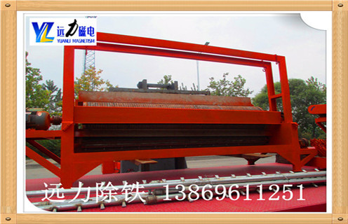 1.1.錳礦濕式磁選機(jī)圓筒轉(zhuǎn)速：  　　轉(zhuǎn)速的轉(zhuǎn)速,這樣的設(shè)計(jì)直接決定了礦物顆粒所受到的離心力的大小.旋轉(zhuǎn)速度增加,通過(guò)磁場(chǎng)吸引力,即使其中的小塊礦物顆粒被甩入尾礦,精品礦物的品位也得到提升,但對(duì)鐵回收有一些不是特別全面的影響.應(yīng)該特別注意濃縮物的質(zhì)量和處理量,所以濕式磁選機(jī)的滾筒的轉(zhuǎn)速應(yīng)當(dāng)適當(dāng)?shù)馗淖?  　　1.2.錳礦濕式磁選機(jī)磁偏角：  　　磁偏角的大小,決定了分選區(qū)域的大小.礦物物料隨著磁偏角的增大,分選面積變小,分選時(shí)間縮短,濃縮品級(jí)別提高,對(duì)其它方面的影響相對(duì)較小,可以獲得滿(mǎn)意的結(jié)果.公司的濕式濕式磁選機(jī)磁性系統(tǒng)非常完善,磁路合理,磁偏角可根據(jù)不同礦石特性要求,可在5°-25°范圍內(nèi)調(diào)整.  　　1.3.錳礦濕式磁選機(jī)工作間隙：   工作間隙為氣缸和罐體之間的掃掠區(qū)域底部,用于最小漿料通過(guò)截面.其尺寸決定了濕式磁選機(jī)的容量,間隙越大,體積越大,但尾渣損失越多;相反,加工量小,影響生產(chǎn),根據(jù)不同情況,間隙一般為35-60mm.  　　1.4.錳礦濕式磁選機(jī)在間隙處：   在集中器處的間隙,根據(jù)生產(chǎn)能力確定.太小影響礦石的排放,而尾礦等級(jí)也增加,降低了加工能力;根據(jù)濃縮物的大小,間隙為15-25mm,一般取20mm.  　　錳礦濕式磁選機(jī)廠(chǎng)家提醒用戶(hù)不僅要考慮質(zhì)量,性能和價(jià)格因素,還要考慮廠(chǎng)家的售后服務(wù),良好的售后服務(wù)為客戶(hù)減少不必要的麻煩數(shù)量.濰坊遠(yuǎn)力磁電始終堅(jiān)持“客戶(hù)至上”的態(tài)度,執(zhí)行高標(biāo)準(zhǔn),高品質(zhì)的服務(wù)態(tài)度,定期對(duì)客戶(hù)滿(mǎn)意度進(jìn)行調(diào)查,并嚴(yán)格監(jiān)督售后服務(wù)的質(zhì)量,以消除客戶(hù)的顧慮,購(gòu)買(mǎi)用戶(hù)完全沒(méi)有后顧之憂(yōu).