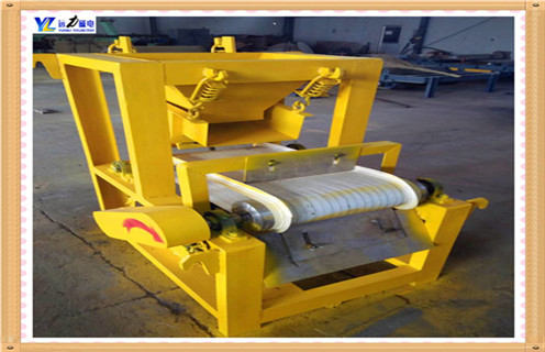 2.濕式雙輥磁選機(jī)設(shè)備的開(kāi)機(jī)與運(yùn)行: 2.1.首先清理運(yùn)輸及裝卸過(guò)程中的雜物,清理磁選機(jī)筒體,手轉(zhuǎn)動(dòng)磁選機(jī)應(yīng)無(wú)碰撞.雜音,緊固松動(dòng)的螺絲. 2.2.空機(jī)運(yùn)轉(zhuǎn)3小時(shí)以上,無(wú)異常方可投料試車(chē). 2.3.減速器加注潤(rùn)滑油,多少以油窗指示為準(zhǔn).出廠時(shí)間較長(zhǎng)或在環(huán)境溫度-5~35攝氏溫度以外環(huán)境使用的磁選機(jī),應(yīng)根據(jù)當(dāng)?shù)丨h(huán)境加注.更換潤(rùn)滑油. 2.4.調(diào)整磁系:調(diào)整螺絲,一般磁力線(xiàn)露出不銹鋼板15~20mm即可順利出料. 2.5.停機(jī)時(shí)先停止給料,繼續(xù)運(yùn)轉(zhuǎn),待物料排空后方可停機(jī).開(kāi)機(jī)時(shí),先開(kāi)機(jī).給水后方可進(jìn)料. ?2.6.磁選機(jī)應(yīng)定期維護(hù).潤(rùn)滑活動(dòng)部位,緊固螺絲