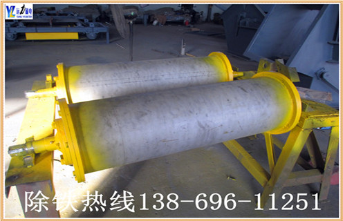 1.干式永磁滾筒采用人民共和國機械工業標準“JB / 7895-1999”,采用稀土復合磁性系統,并采用高強度膠(J-39)粘結和環氧灌注,磁性表面用不銹鋼加強膠膠掛膠,不脫落.氣缸兩端的密封墊圈涂有塑料密封,確保無水;整體采用先進的技術和合理的結構.經過特殊設計,使的磁場強度分布更為合理,分選效果更明顯. 2.此碎鋼磁選機永磁筒體機身通過特殊設計,不易堵塞材料,運行材料.通過半逆流類型.